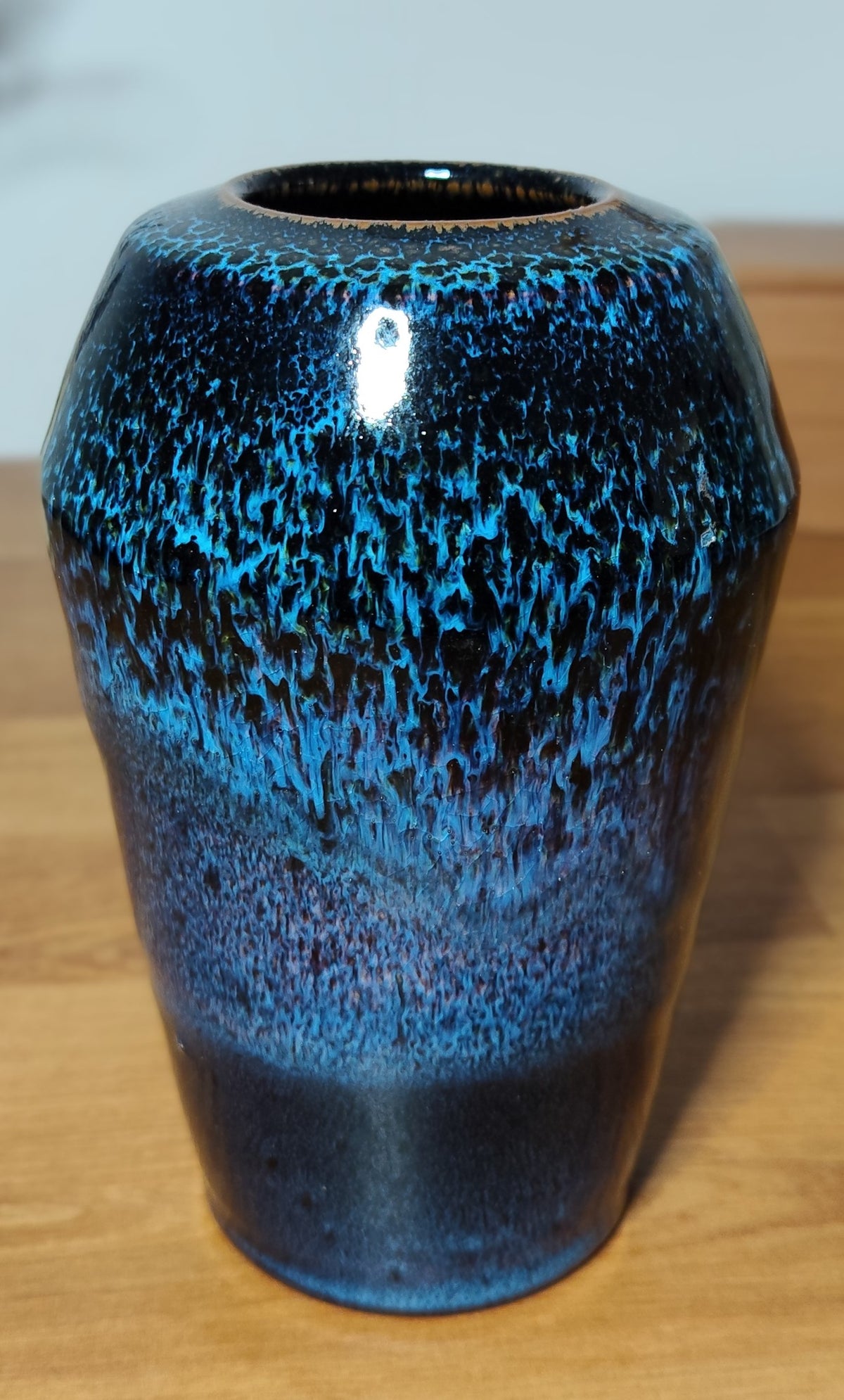 Vase céramique à émail bleu de fer fourrure intense