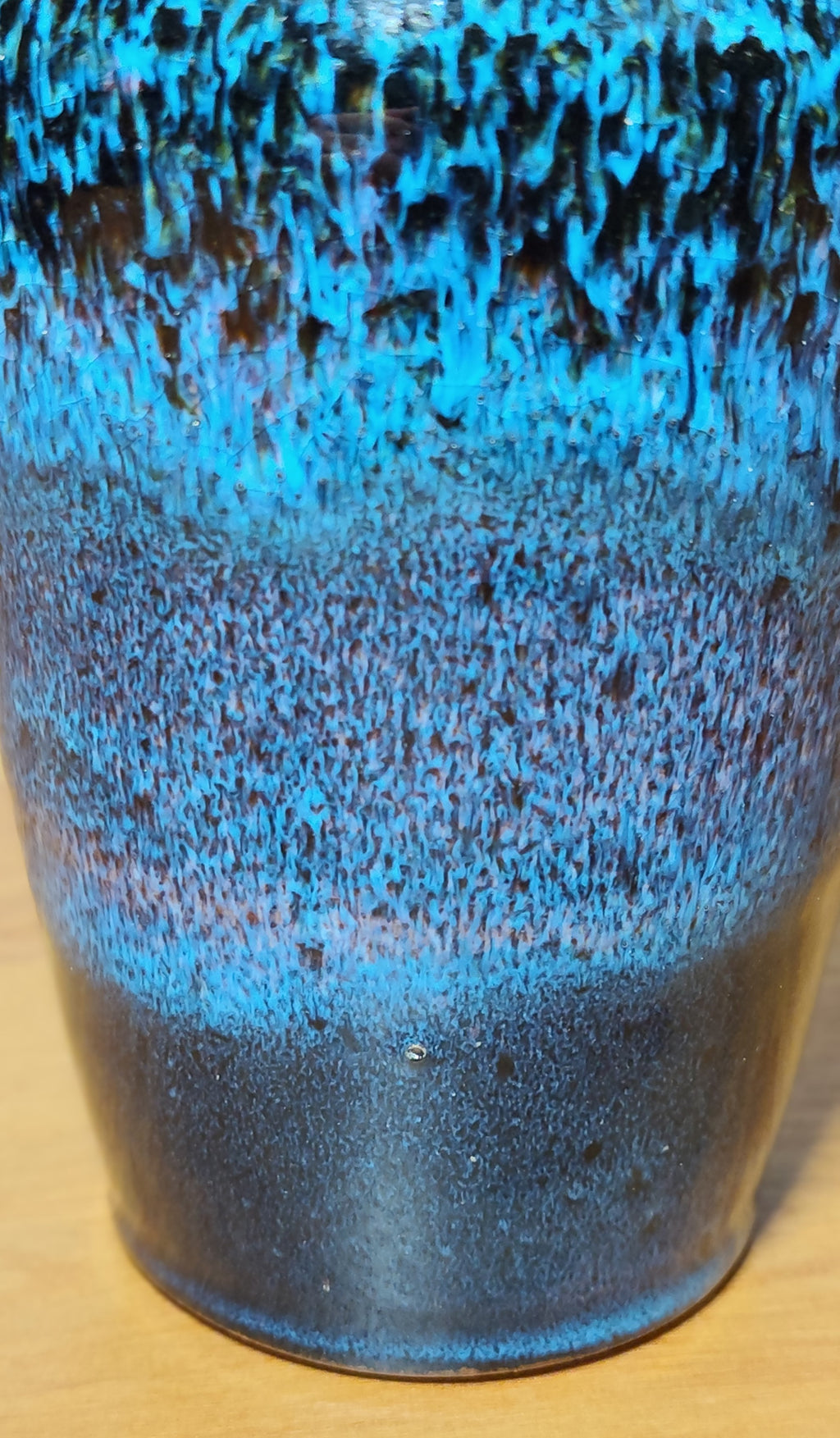 Vase céramique à émail bleu de fer fourrure intense